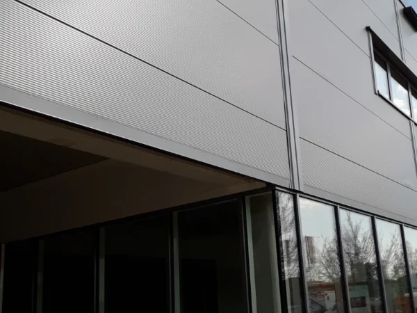 Eine dunkelgraue Fassade im Gewerbebau an einer Gewerbehalle.